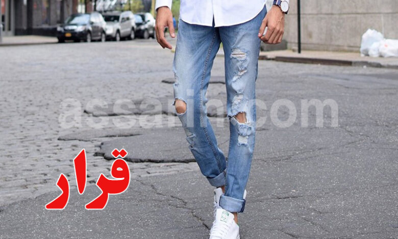 jeune homme avec jeans dechiré