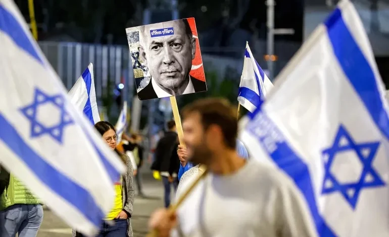 Les familles de prisonniers israéliens se révoltent contre Netanyahu.