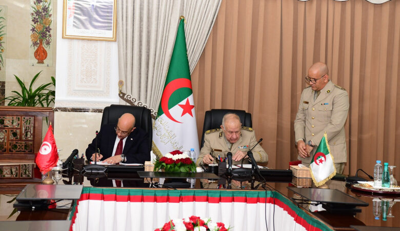 Signature d'un accord de défense tuniso-algérien
