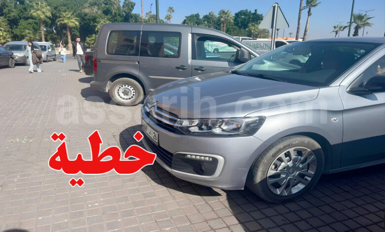 voiture sur le trottoir