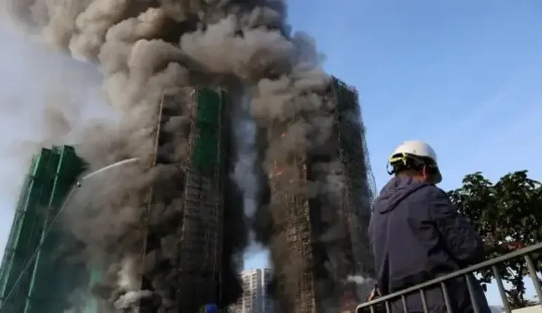 75 personnes sont mortes dans l'incendie qui a ravagé les tours jumelles de Hong Kong.
