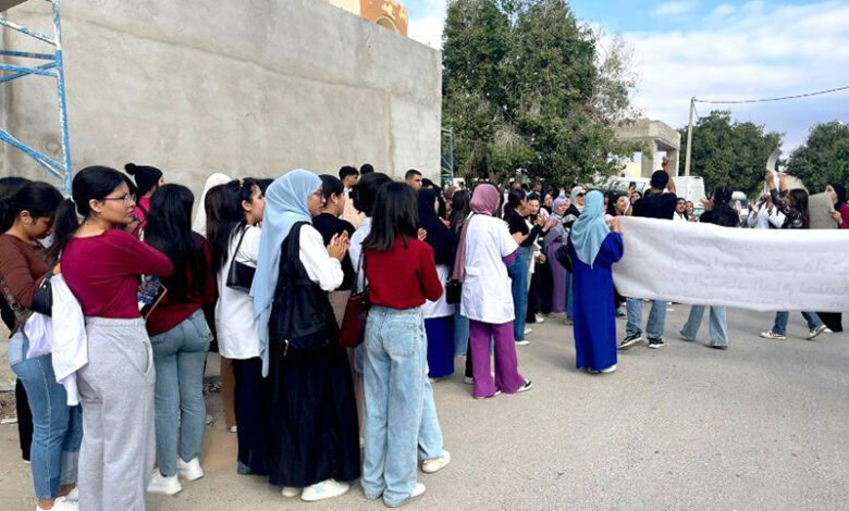 Étudiants de l'Institut supérieur des sciences sociales et de l'éducation de Gafsa. Manifestation.