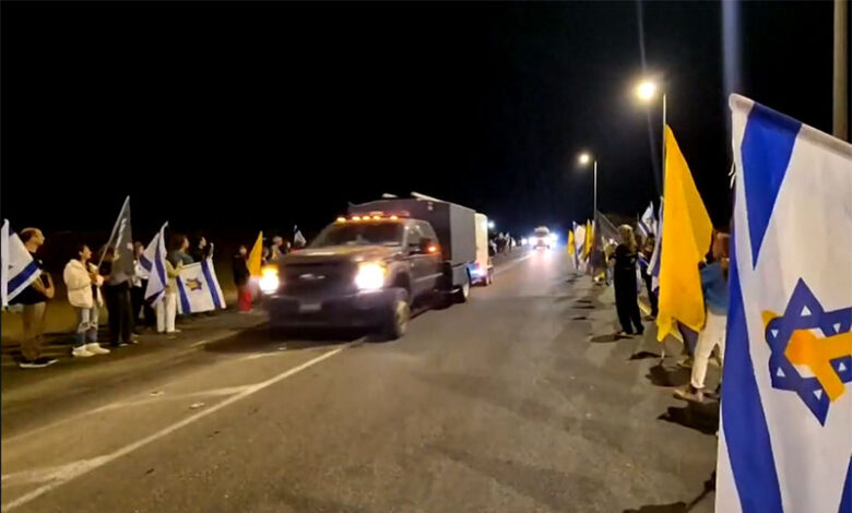 Les dépouilles de trois prisonniers israéliens sont arrivées à Tel Aviv.