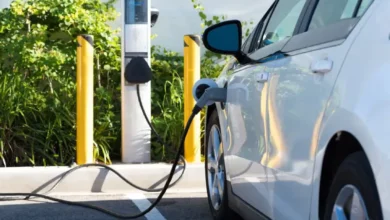 Voitures à moteur à combustion interne et à moteur électrique