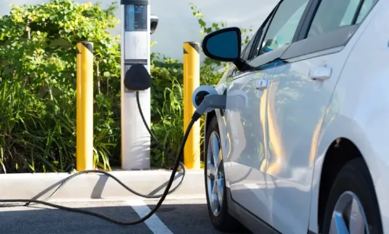 Voitures à moteur à combustion interne et à moteur électrique