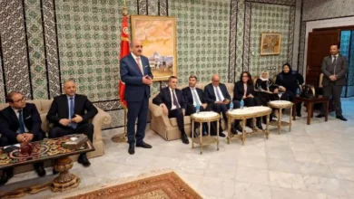 Le ministre des Affaires étrangères rencontre un groupe de membres de la communauté tunisienne en Arabie saoudite.