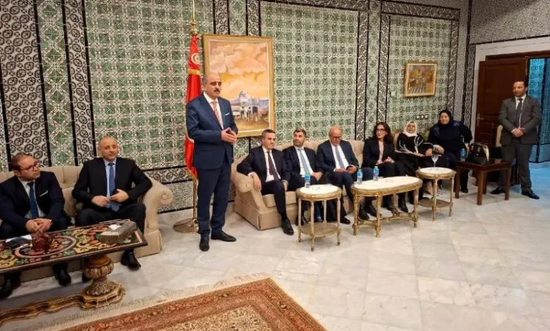 Le ministre des Affaires étrangères rencontre un groupe de membres de la communauté tunisienne en Arabie saoudite.
