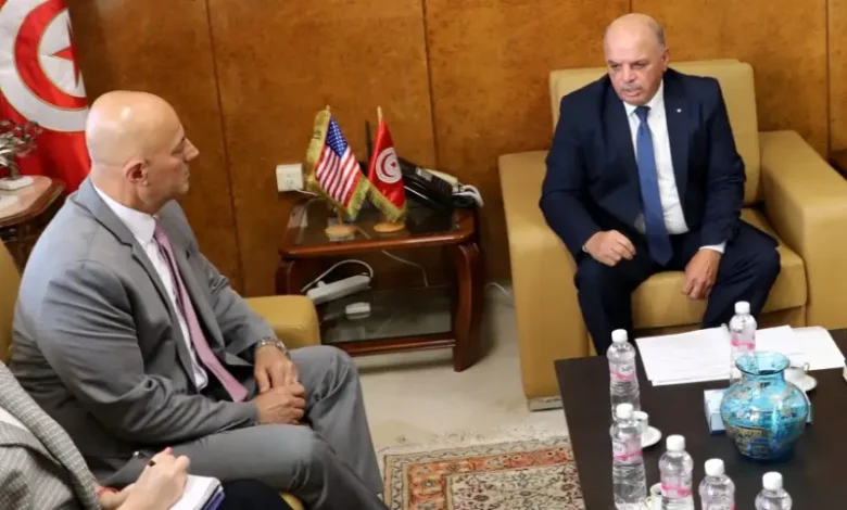 Le ministre des Transports discute avec l'ambassadeur des États-Unis du développement de la coopération entre les deux pays.