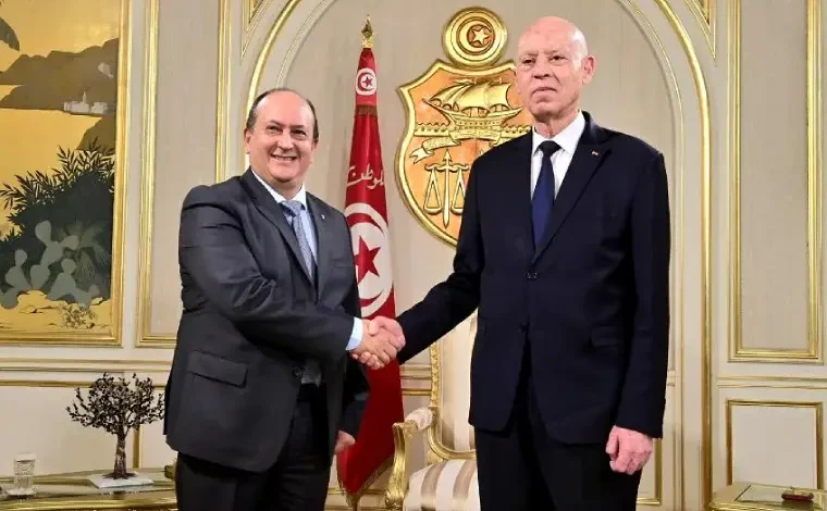 Le président de la République reçoit le Premier ministre algérien.