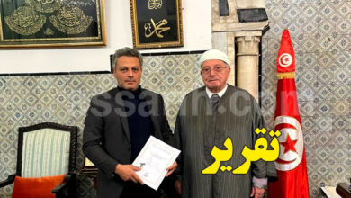 Sheikh Hichem Ben Mahmoud Mufti de la République Tunisienne reçoit un rapport sur l'observation du croissant de lune de Rajab.