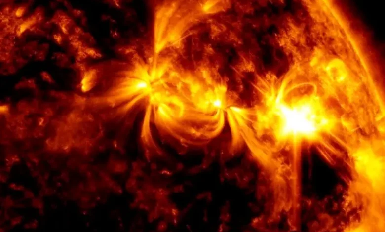 Une éruption solaire de forte intensité a été observée ce matin, lundi 8 décembre 2025.