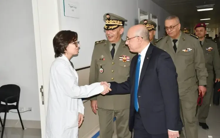Le ministre de la Défense nationale effectue une visite à l'hôpital militaire de Sfax.