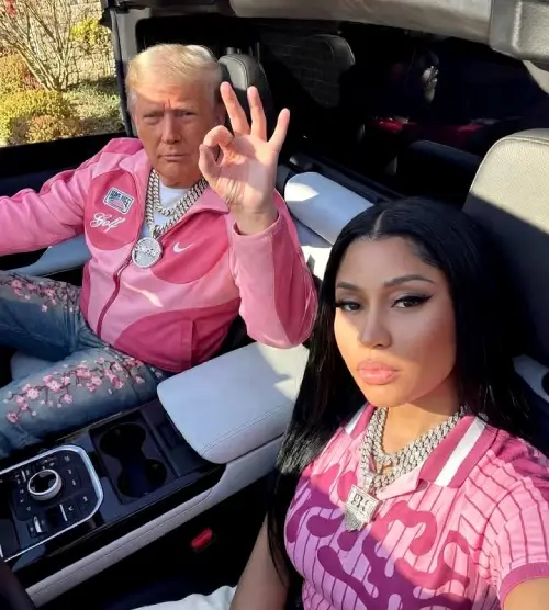 Trump fait un tour en décapotable avec une célébrité 1