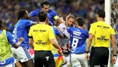 23 joueurs reçoivent un carton rouge après une bagarre générale.