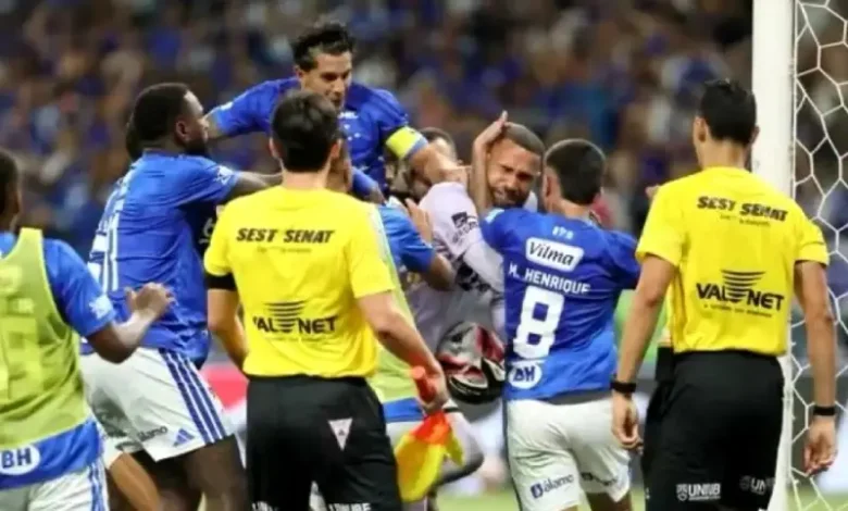 23 joueurs reçoivent un carton rouge après une bagarre générale.