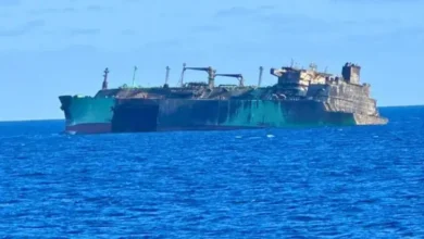 Remorquage du pétrolier russe détruit