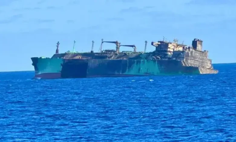 Remorquage du pétrolier russe détruit