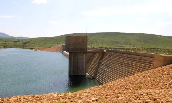 01 El Kef… Le ministre de l’Agriculture fait le point sur l’avancement des travaux du barrage du Haut-Mellaq et des projets hydrauliques.