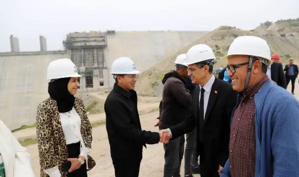 02 El Kef… Le ministre de l’Agriculture fait le point sur l’avancement des travaux du barrage du Haut-Mellaq et des projets hydrauliques.