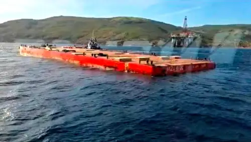 Remise à flot de la plateforme pétrolière échouée 01