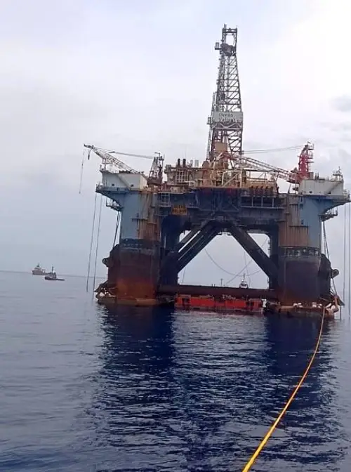 Remise à flot de la plateforme pétrolière échouée