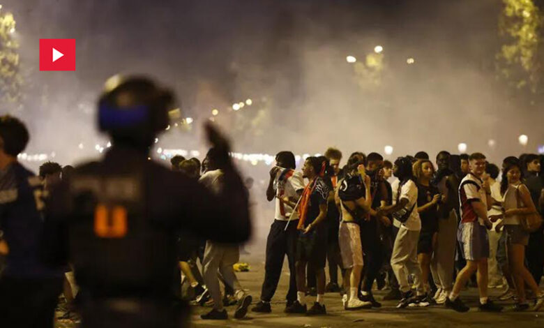 scènes de liesse et 336 interpellations à Paris