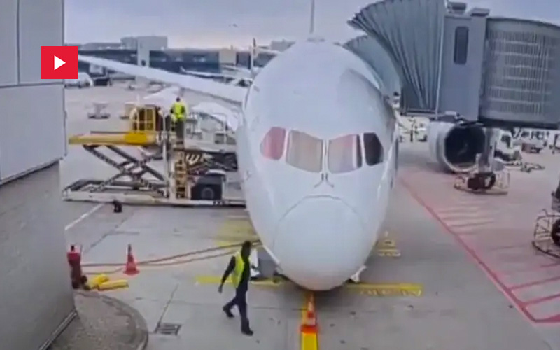 Boeing plane lands gear fails