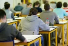 Un élève qui excelle à l'examen du baccalauréat