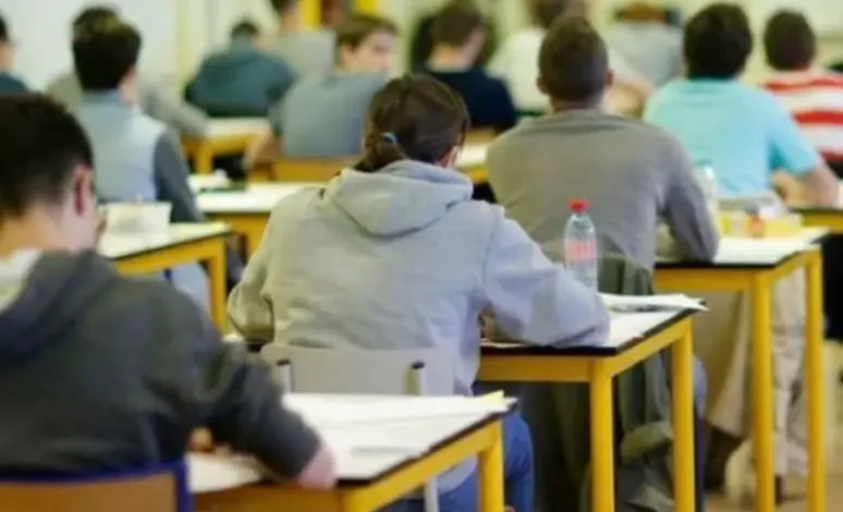 Un élève qui excelle à l'examen du baccalauréat