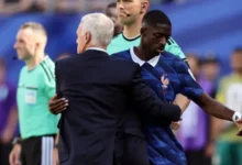 Ousmane-Dembele-sort-et-salue-Didier-Deschamps