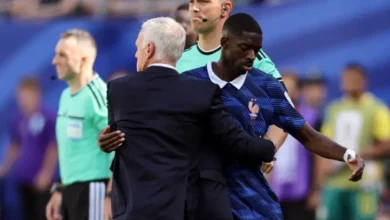 Ousmane-Dembele-sort-et-salue-Didier-Deschamps
