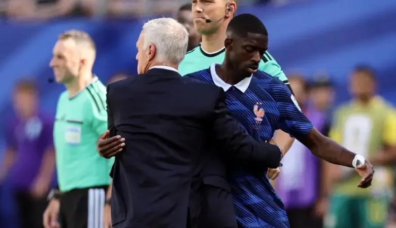 Ousmane-Dembele-sort-et-salue-Didier-Deschamps