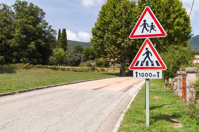 Plaques de signalisation routière Haouaria