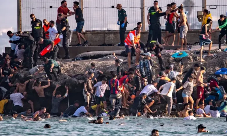 Un-migrant-marocain-en-route-vers-Ceuta-780x470
