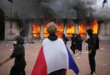 A Lyon, l'antenne de l'office du tourisme sur la place Bellecour a été incendiée samedi 17 octobre 2026