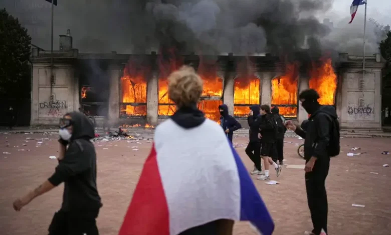A Lyon, l'antenne de l'office du tourisme sur la place Bellecour a été incendiée samedi 17 octobre 2026