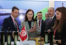 La cheffe du gouvernement Sarra Zaafrani Zenezri visite le pavillon tunisien au salon de Moscou.