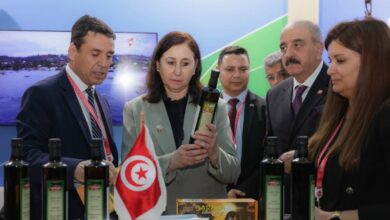 La cheffe du gouvernement Sarra Zaafrani Zenezri visite le pavillon tunisien au salon de Moscou.