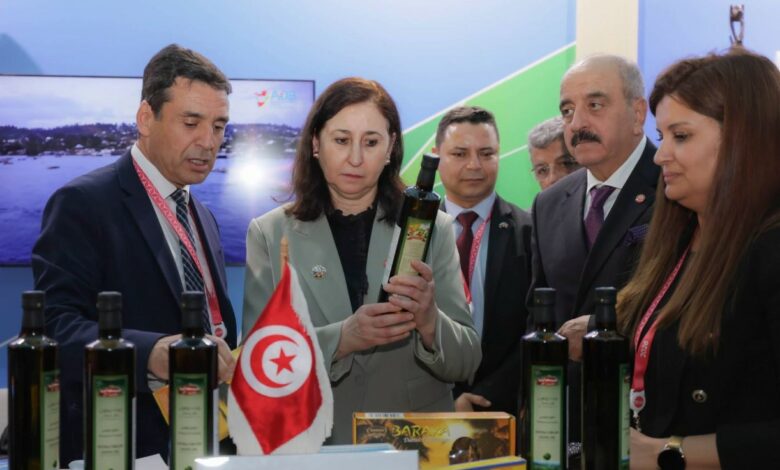 La cheffe du gouvernement Sarra Zaafrani Zenezri visite le pavillon tunisien au salon de Moscou.