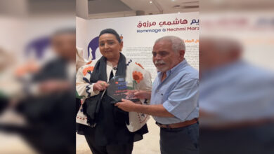 La ministre de la Culture, Amina Srarfi, rend hommage au sculpteur Hachemi Marzouk.