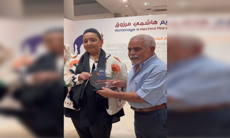 La ministre de la Culture, Amina Srarfi, rend hommage au sculpteur Hachemi Marzouk.