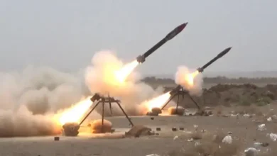 Les Houthis lancent un missile.